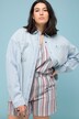 Chemisier en jean oversized au look destroy. Col chemise et manches longues
