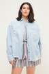 Chemisier en jean oversized au look destroy. Col chemise et manches longues