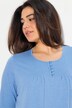 Maglia dal taglio svasato con pieghe decorative, scollo a girocollo e maniche a 3/4 con volant