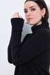Pull oversize, coupe raccourcie. Col roulé et manches longues raglan