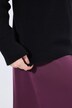 Pull oversize, coupe raccourcie. Col roulé et manches longues raglan