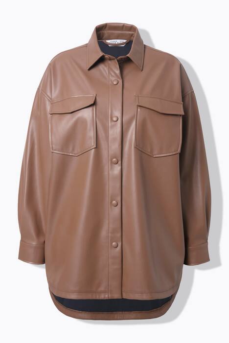 Chemise oversize en simili. Manches longues et poches poitrine