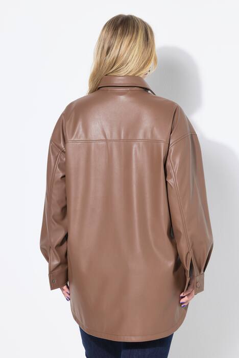Chemise oversize en simili. Manches longues et poches poitrine