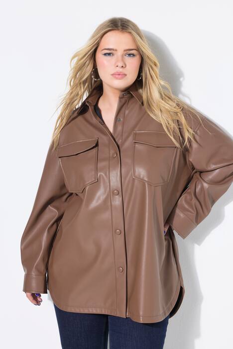 Chemise oversize en simili. Manches longues et poches poitrine