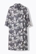 Vestido tipo blusa, forma en A, cuello camisero, mangas 3/4, bolsillos