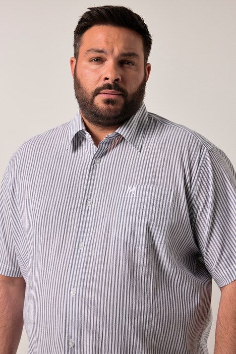 Chemise rayée Men+ en seersucker, manches courtes et col Kent, coupe Comfort Fit - jusqu'au 8 XL