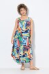 Robe de plage sans manches. Décolleté rond, imprimé coloré. Coupe évasée