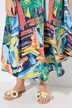 Robe de plage sans manches. Décolleté rond, imprimé coloré. Coupe évasée