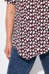 Camiseta, corazones, dobladillo asimétrico, escote en V, manga corta
