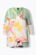 T-shirt au tombé fluide. Imprimé patchwork. Col V et manches 3/4. Coupe évasée
