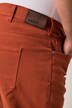 Jeans Men+ con taglio speciale per l'addome, denim colorato, vestibilità normale e cinque tasche, disponibili fino alla tg. 72