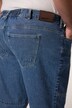 Jeans a 3/4 Men+ con cinque tasche e cintura elastica, fino alla tg. 72