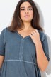Robe en jersey à poches. Décolleté V et manches courtes. Coupe évasée