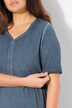 Robe en jersey à poches. Décolleté V et manches courtes. Coupe évasée