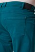 Jeans Men+ con taglio speciale per l'addome, denim colorato, vestibilità normale e cinque tasche, disponibili fino alla tg. 72