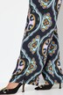 Pantalon à enfiler. Taille élastique. Jambe droite et large