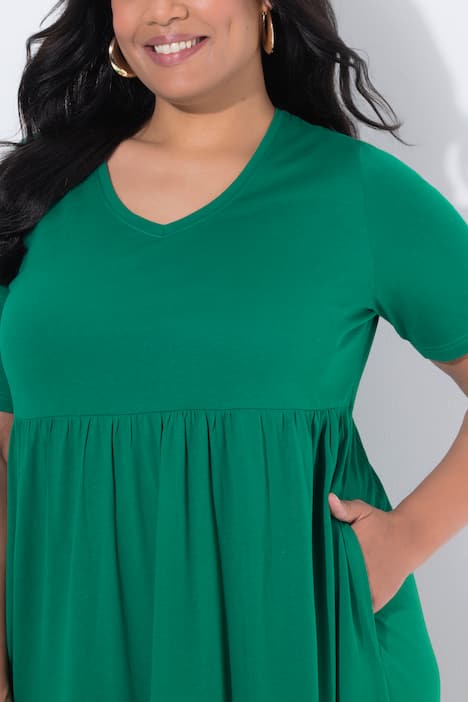 Robe maxi, coupe évasée. Décolleté V, manches courtes. Poches