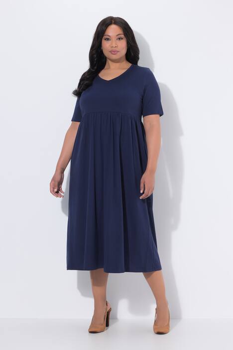 Robe maxi, coupe évasée. Décolleté V, manches courtes. Poches