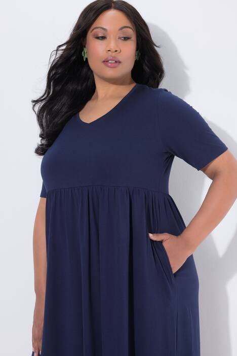 Robe maxi, coupe évasée. Décolleté V, manches courtes. Poches