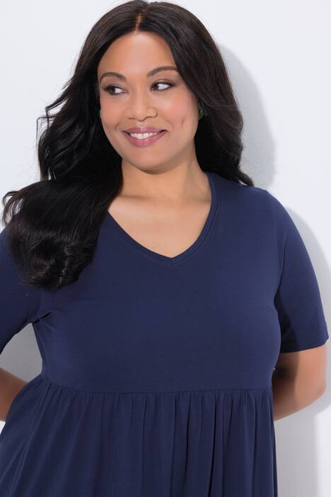 Robe maxi, coupe évasée. Décolleté V, manches courtes. Poches