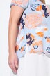 Blouse à fleurs. Manches courtes. Petit col montant, décolleté V
