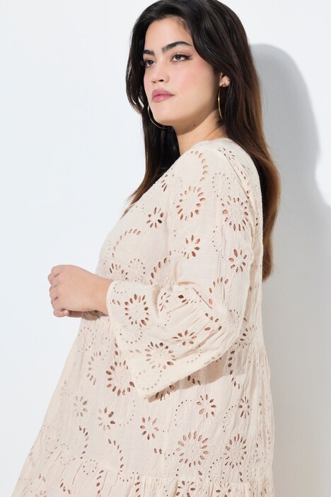 Vestido midi, forma en A, bordado inglés, volantes