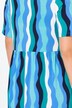 Robe midi, motif vagues. Manches courtes, décolleté V. Coupe évasée