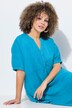 Robe en mousseline. Col tunisien et manches courtes. Coupe évasée