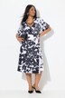 Robe au tombé fluide. Imprimé à fleurs. Effet drapé. Décolleté V et manches courtes