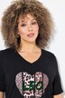 T-shirt oversize. Cœur motif léopard. Col V et manches courtes. Coupe Classic