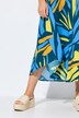 Robe midi sans manches. Imprimé abstrait. Décolleté rond. Coupe évasée