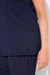 Top classico e smanicato in jersey operato con scollo a V