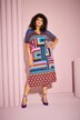Robe en jersey à imprimé graphique. Décolleté V et manches courtes