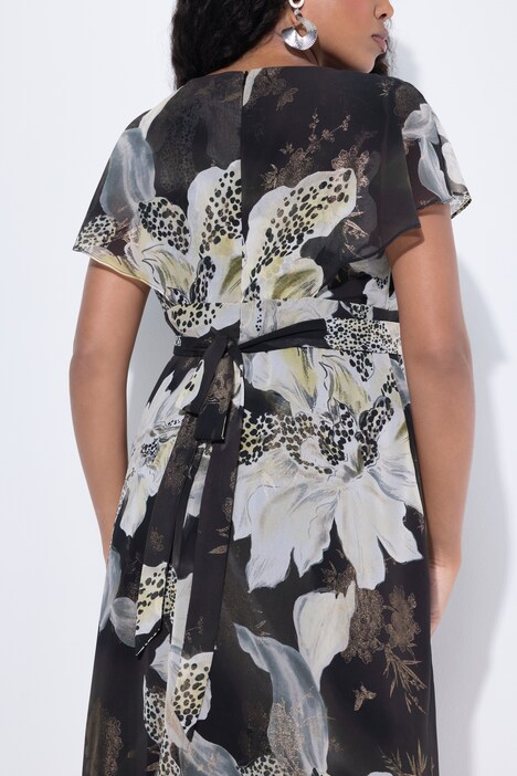Robe maxi à ceinture. Décolleté V, manches papillon courtes