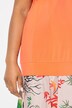 T-shirt oversize en tissu fluide. Décolleté V et manches courtes