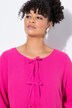 Blouse en mousseline, couture froncée et cordons à nouer en guise de fermeture, coupe évasée