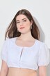 Chemisier traditionnel Dirndl. Manches courtes et amples en tulle. Décolleté rond et taille élastique