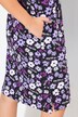 Robe en jersey à fleurs. Décolleté V et manches courtes. Coupe évasée