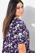 Robe en jersey à fleurs. Décolleté V et manches courtes. Coupe évasée