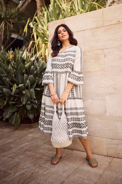 Robe caftan à volants, manches 3/4 et coupe évasée