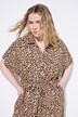 Midikjole, skjortebluse-stil i leopardmønster, med bindebånd