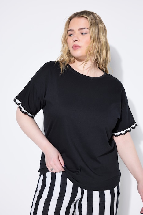 T-shirt, oversized med korte ærmer og hæklet kant