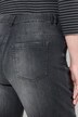 Boyfriend jeans in denim elasticizzato con rivetti