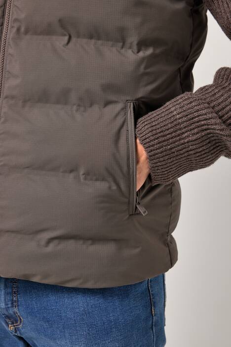 Gilet JP1880 con trapuntatura al laser, collo alto e tasche con zip, fino alla tg. 7XL