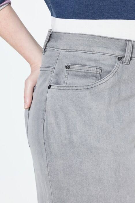 Jean Marie en denim stretch, broderie et bas de jambe avec ourlet frangé