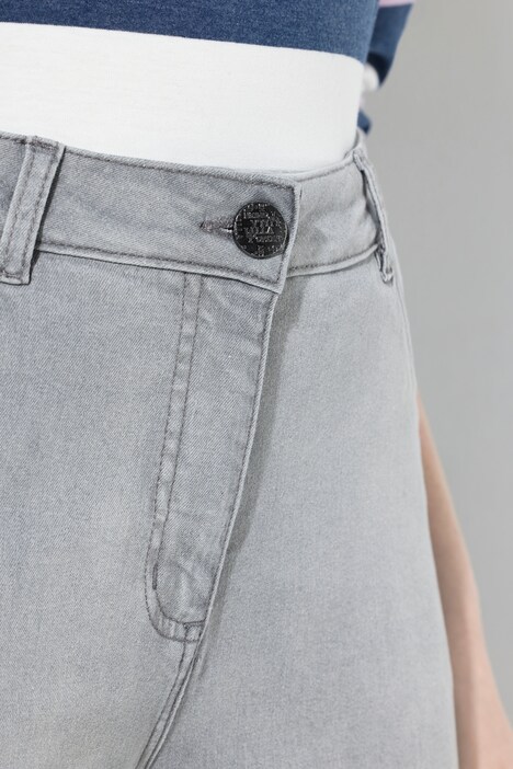Jean Marie en denim stretch, broderie et bas de jambe avec ourlet frangé