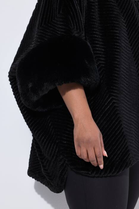 Poncho van imitatiebont, oversized, opstaande kraag, sierknopen