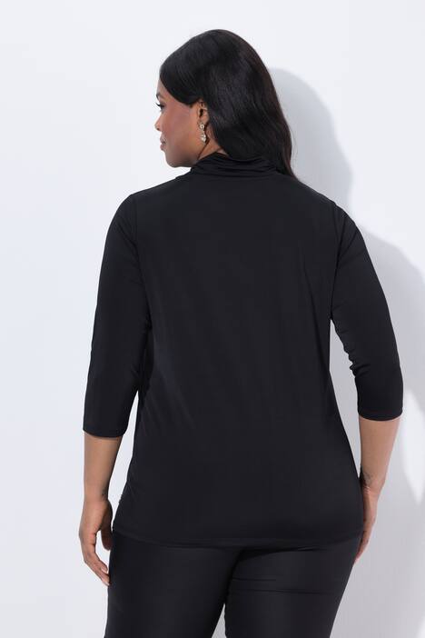 Maglia in tessuto fluente con scollo a goccia, spilla decorativa e maniche a 3/4