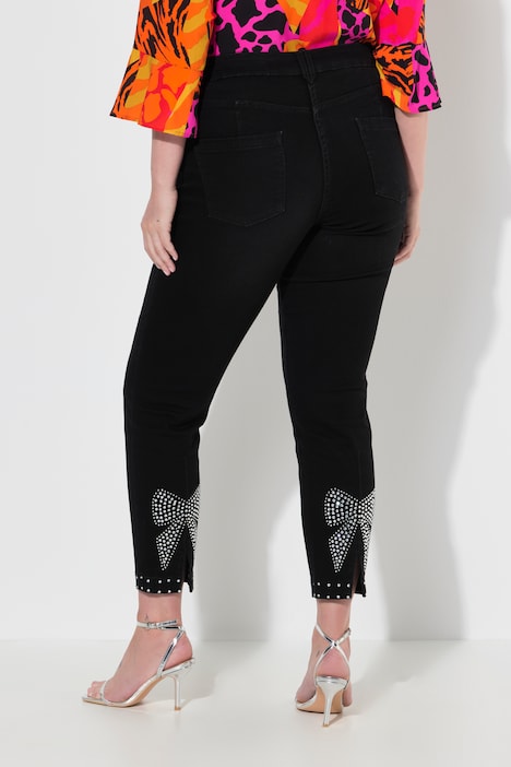 Jean coupe Slim Fit, nœud fantaisie et petits strass scintillants au bas de chaque jambe