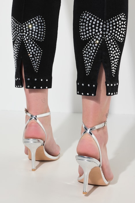 Jean coupe Slim Fit, nœud fantaisie et petits strass scintillants au bas de chaque jambe